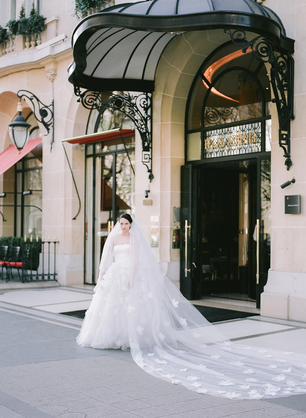 une femme rigole